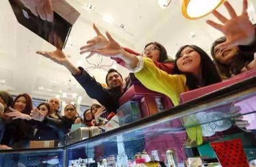 草女生喷水女孩在线观看中国人依然爱赴日旅游 消费已由爆买转向网购
